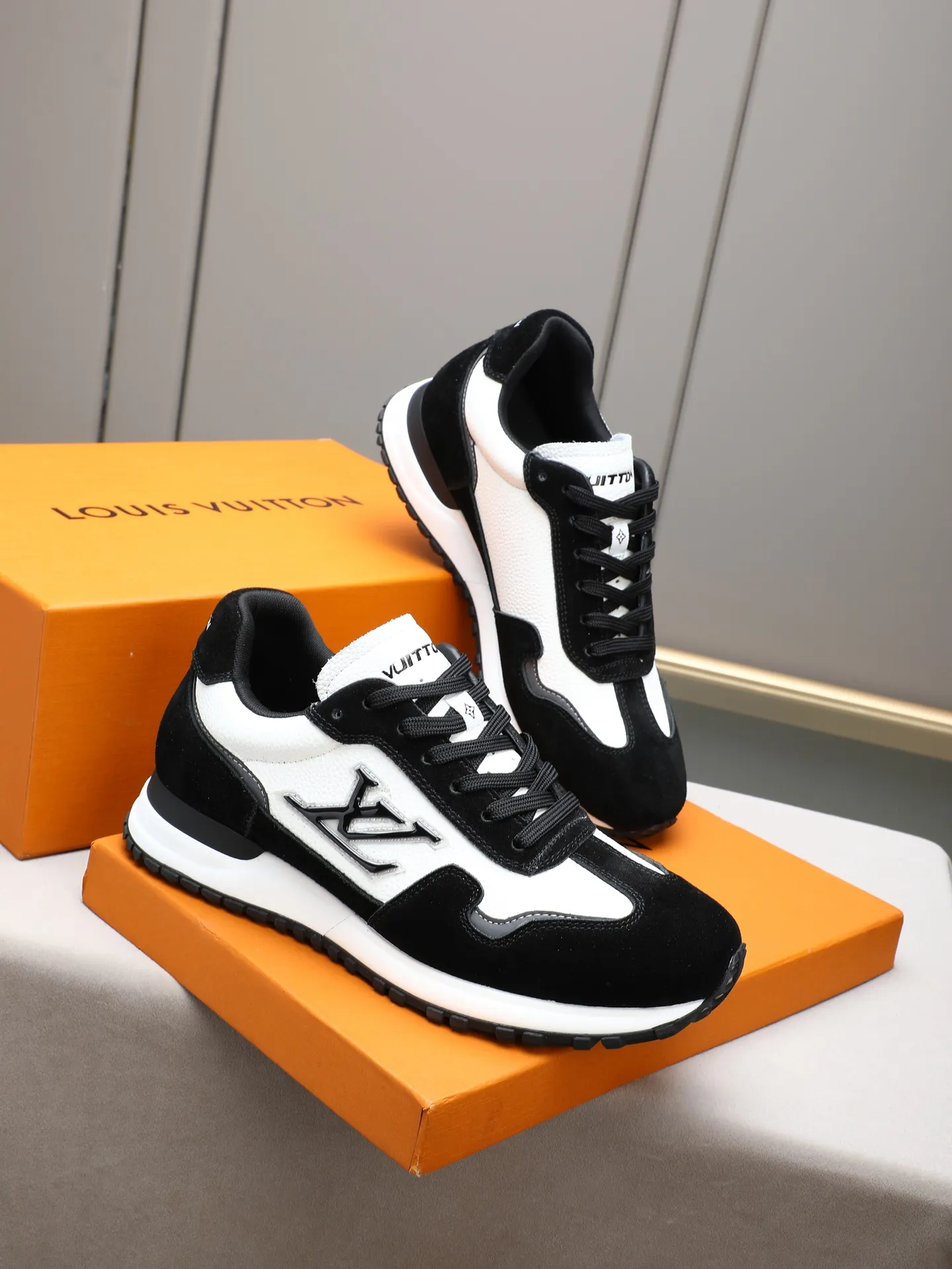 PP600 Louis Vuitton LV Run Men's Sports Shoes LV Run men's sports shoes are made of cowhide leather, low-key and luxurious. The tongue and heel are embellished with classic logos, giving it a full sense of hierarchy. The rubber sole has strong grip and wear resistance, suitable for daily wear or light sports scenes, and has a full sense of quality🎬size: 39-44 (customized at 38.45.46)